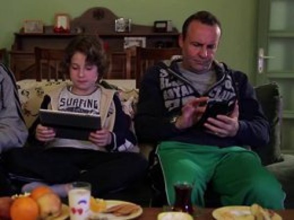 Akıllı telefonlar aile mutluluğunu olumsuz etkiliyor