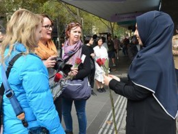 Avustralya'da Müslümanlar gül dağıtarak İslam'ı anlattı