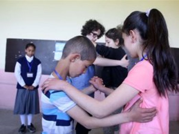 Sosyal sorumluluk projesi rezaleti: Köy çocuklarına tango