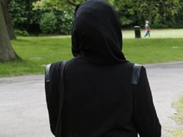  Fransa'da başörtülü kadına zorbalık