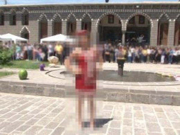 Diyarbakır Sur'da tepki çeken defile