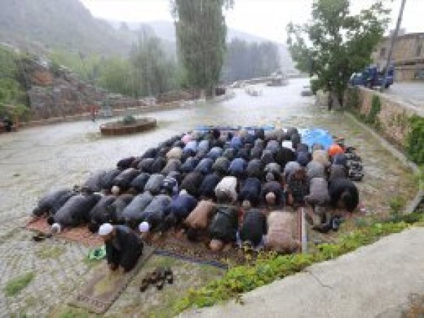 Duasını yaparken yağmura yakalandılar