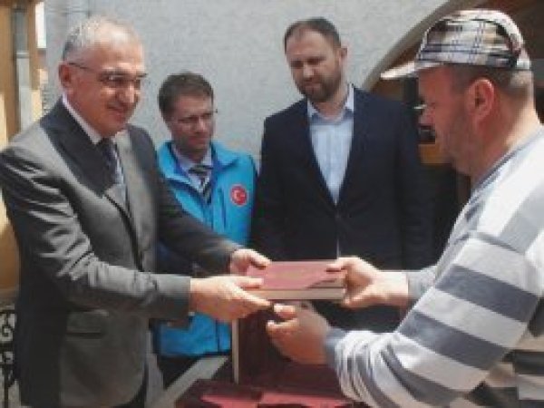 TDV Karadağ'da Boşnakça Kur'an dağıttı