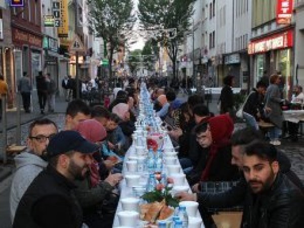 Köln'ün 'teröre karşı birlik' iftarı