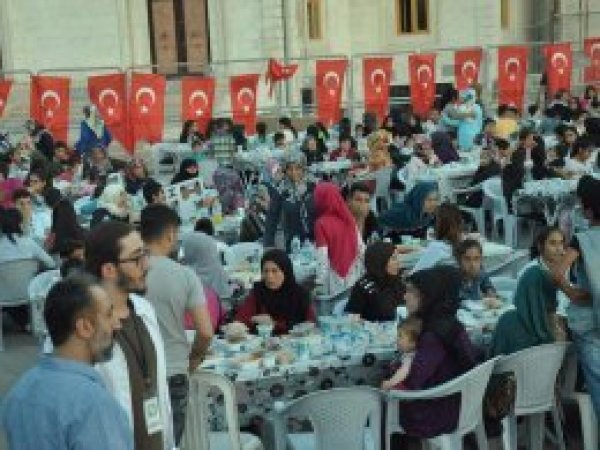 Mardinli yetimler iftarda buluştu
