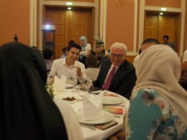 Steinmeier iftarda gençlerle bir araya geldi 