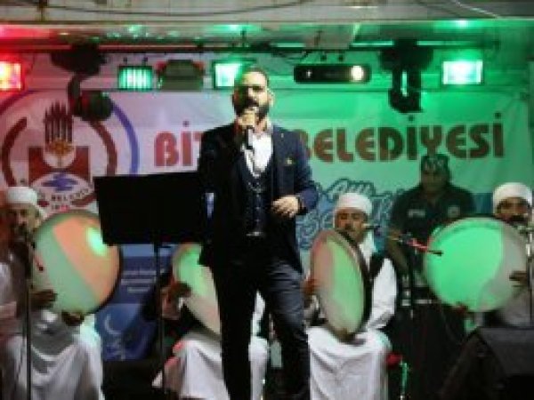İftar programında üç dilde ilahi