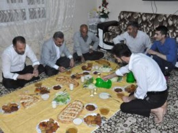 HÜDA PAR fakir ailelerle iftar açıyor