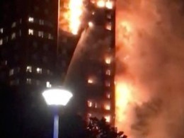 Londra’da 27 katlı binada yangın