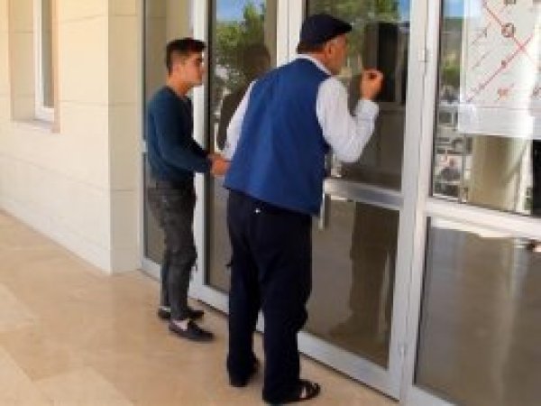 Oğlunun sınava alınması için yalvardı