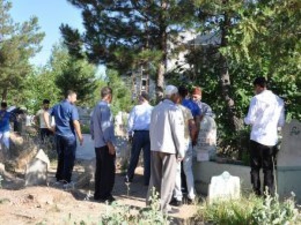 Bayramda kabirler de unutulmadı