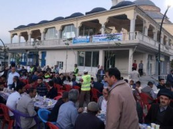 Van'da 30 bin kişiye iftar yemeği verildi
