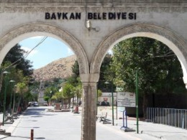 Baykan Kaymakamı'nın aracına bombalı saldırı