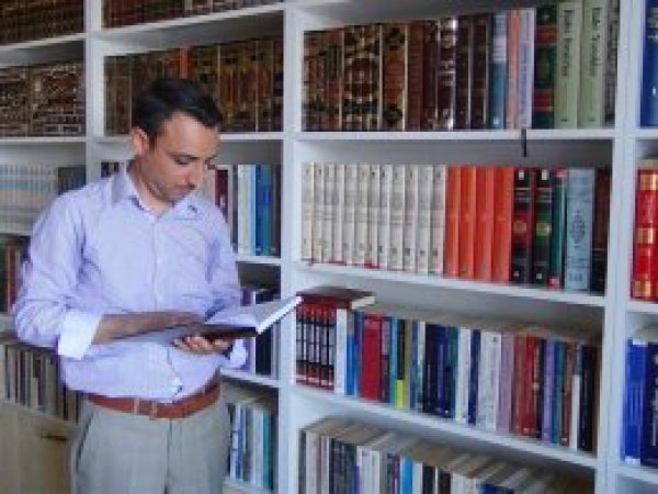'Dar giyinmek tesettür değildir'