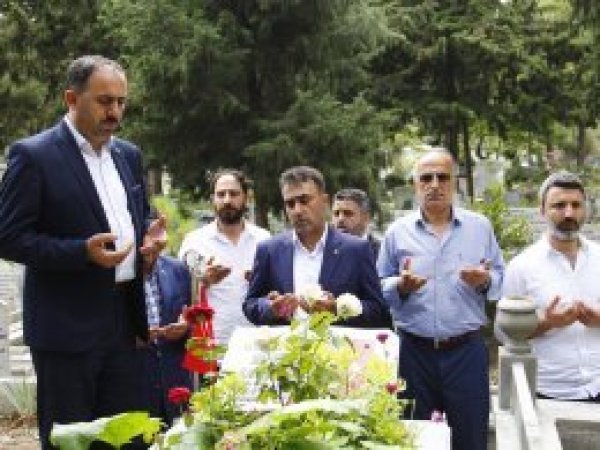 HÜDA PAR 15 Temmuz şehitleri kabirlerini ziyaret etti
