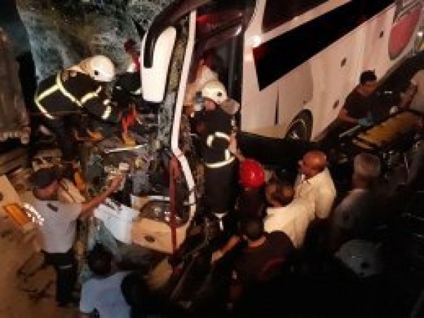 Yolcu otobüsü TIR’a çarptı:  Bir ölü 26 yaralı