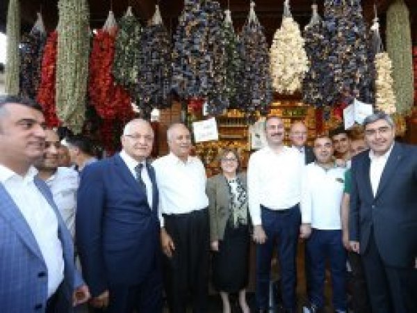 Bakan Gül, Antep fıstığı kortejine katıldı