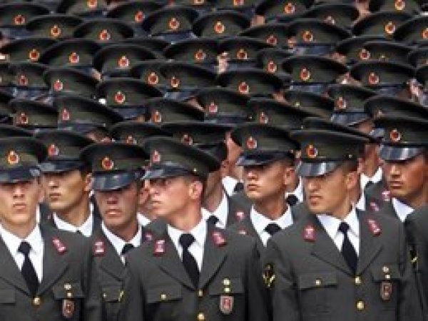 10 emekli tuğgeneralin rütbeleri alındı