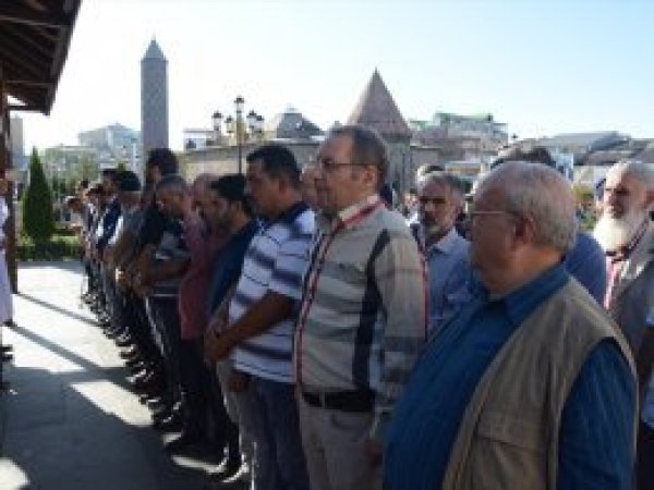 İhvan lideri Akif için gıyabi cenaze namazı 