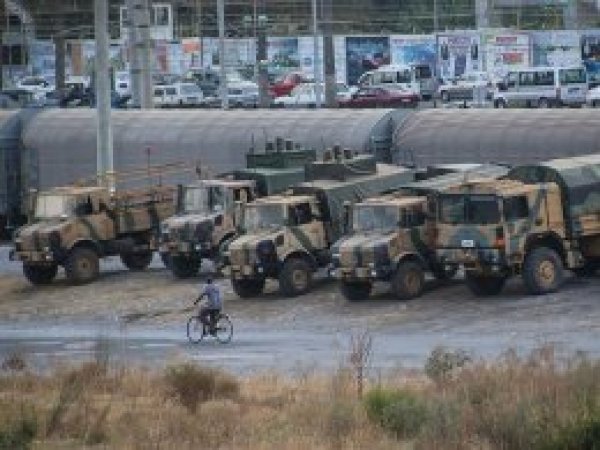 Suriye sınırına askeri sevkiyat sürüyor