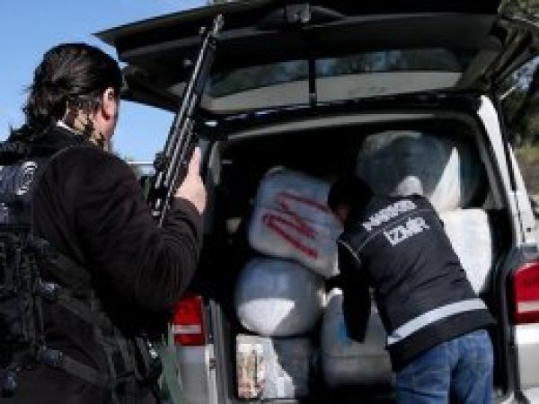 İzmir'de 1,5 ton uyuşturucu ele geçirildi