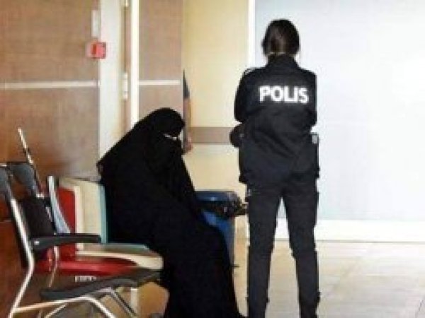 Emine Şahin gerekçe gösterilerek annesi işten çıkarıldı