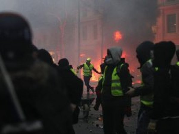 Fransa'daki olaylara 'kaos' ve 'gerilla savaşı' benzetmesi 