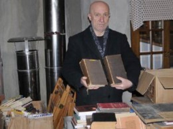 45 yılda 200 bin kitap biriktirdi, sığınağa koydu