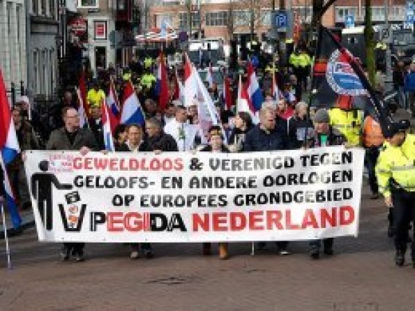 Amsterdam'da İslam ve göçmen karşıtı yürüyüş