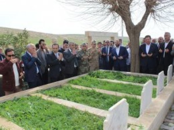 PKK'nin katlettiği 6'sı çocuk 8 köylü mezarları başında anıldı