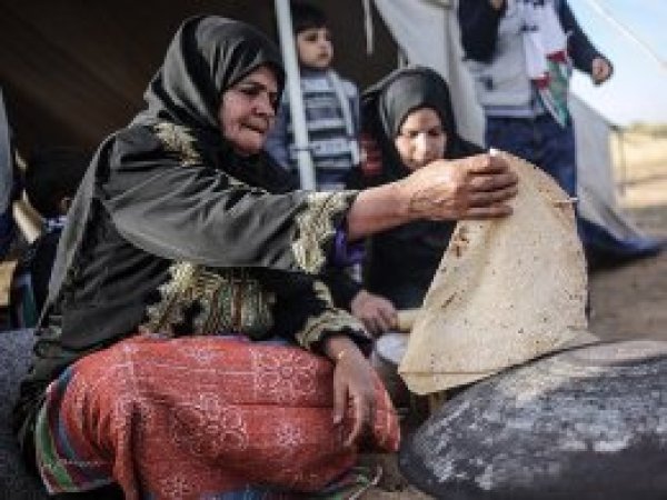 Ekmek yapıp dağıtarak Filistin direnişine destek oluyor