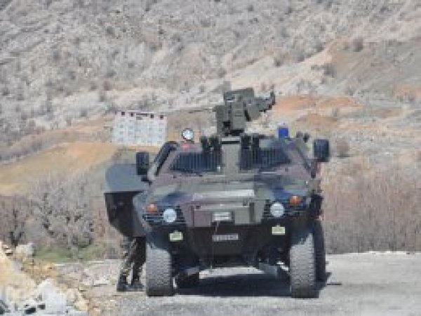 Kulp'ta güvenlik korucularına saldırı