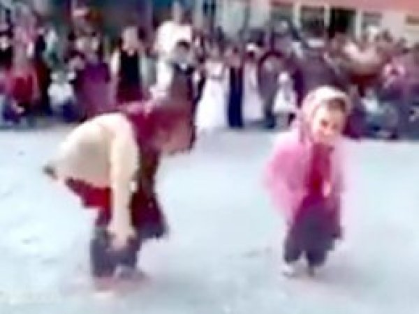 23 Nisan bahanesiyle örtülü küçük kızlara tango yaptırdılar