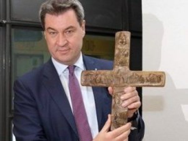 Bavyera’da kurumlara haç zorunluluğu