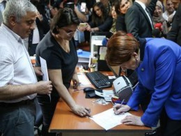 Akşener, Cumhurbaşkanlığı adaylığı için imza attı