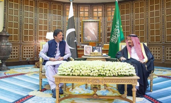Suud Kralı Selman Pakistan Başbakanı İmran Han'la görüştü