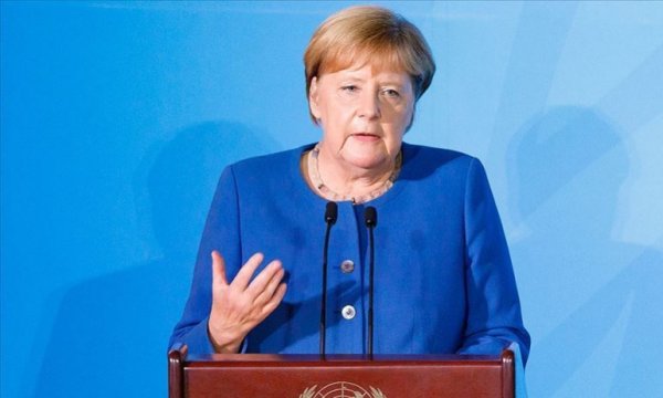 Başbakan Merkel, ülkedeki antisemitizm ve ırkçılık konusunda uyardı