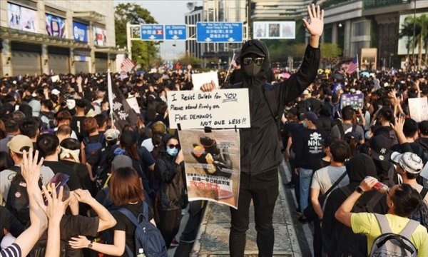 Hong Kong'da binlerce gösterici yine sokaklarda 