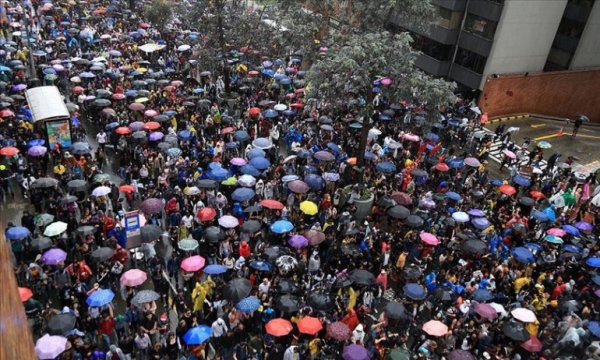 Kolombiya'da Hong Kong'taki 'şemsiye devrimi'ne benzer görüntüler ortaya çıktı
