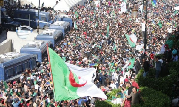 Cezayir'de halk 'yönetim sisteminde köklü değişiklik' istiyor