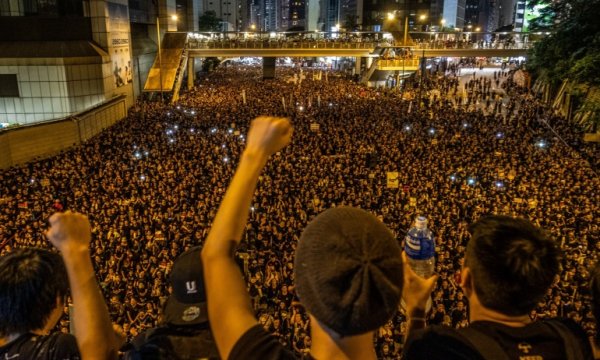Hong Kong'da sular durulmuyor