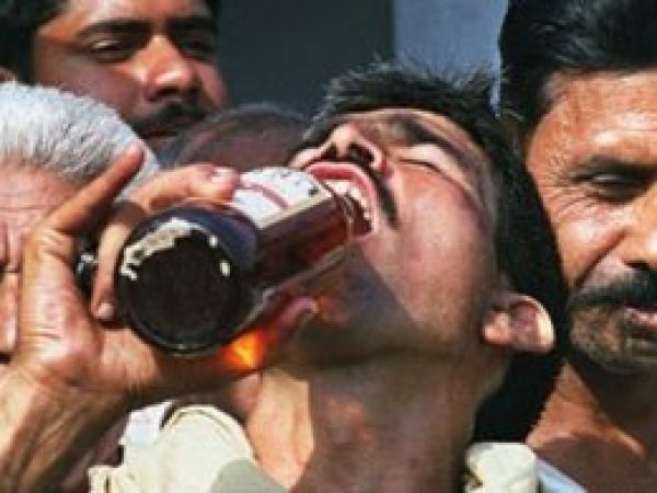 Hindistan'da sahte içkiden 150 ölü