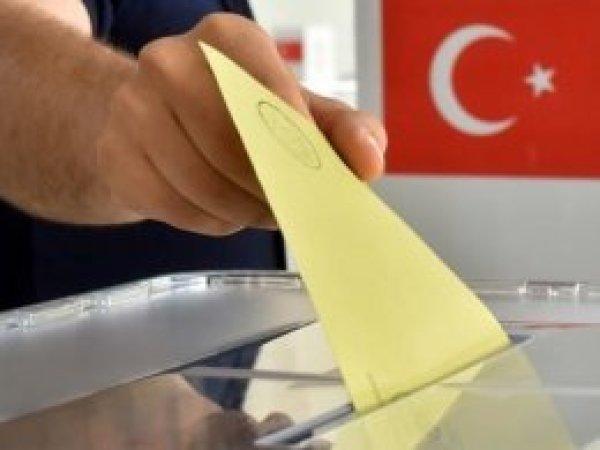 Türkiye yerel seçimler için sandık başında