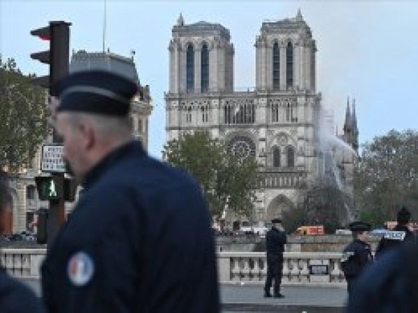 Dışişleri Bakanı Çavuşoğlu'ndan 'Notre Dame' mesajı