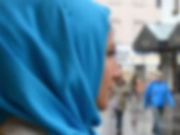 Fransız mahkeme başörtülü kadını haklı buldu