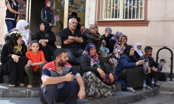 Diyarbakır annelerinin oturma eylemine katılım sürüyor