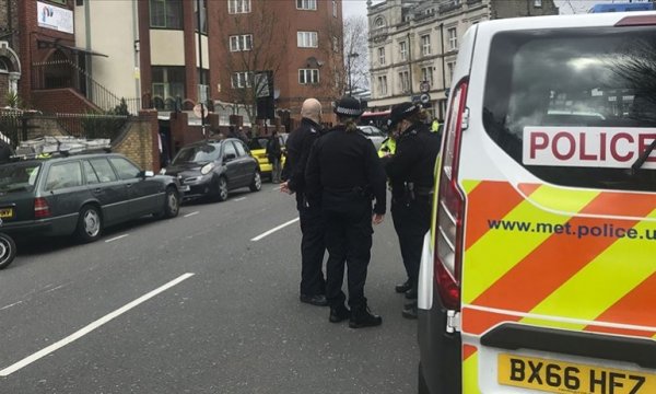 Londra'da cami yakınındaki binada İslam karşıtı sloganlara soruşturma