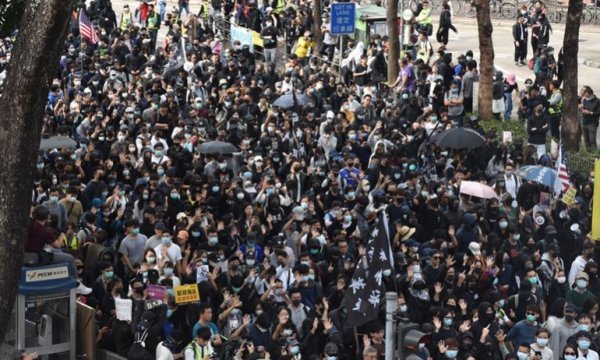 Hong Kong'da protestocular 'genel oy hakkı' için gösteri düzenledi 