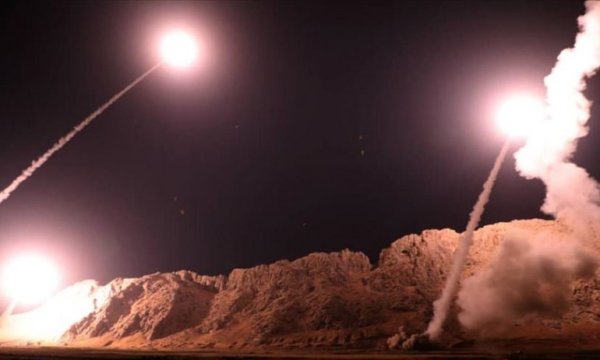 İran, ABD'nin Irak'taki üssünü füzelerle vurdu