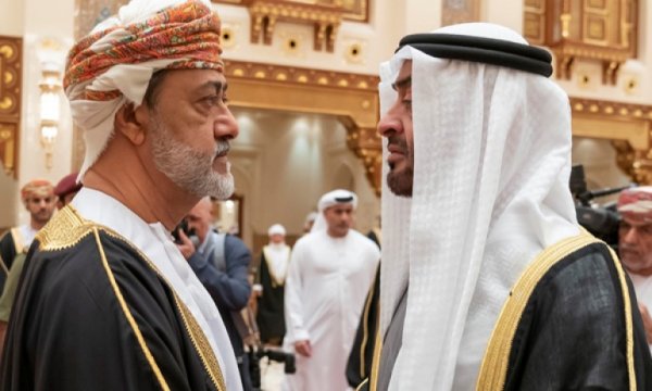 Umman'ın yeni Sultanı, BAE Veliaht Prensi'nin elini sıkmak istedemi